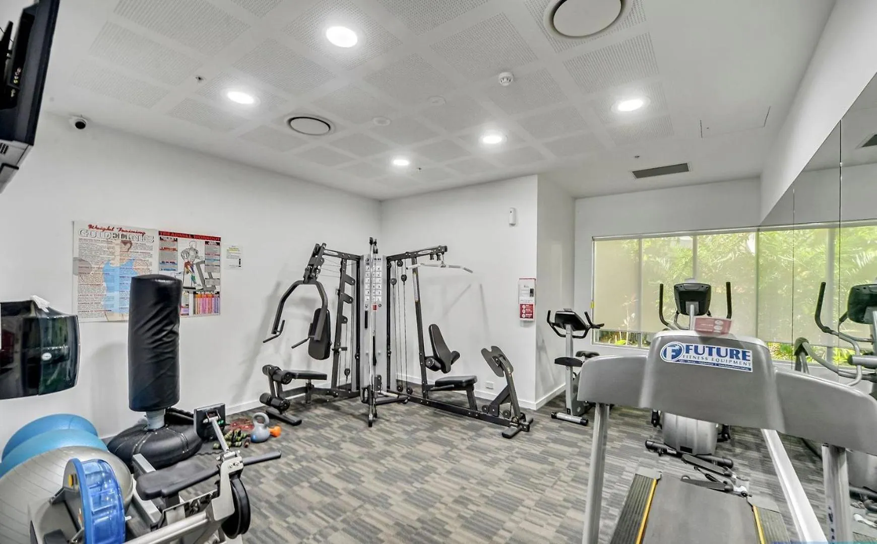 Bright & Spacious Apt With Pool, Parking & Wi-Fi Brisbane