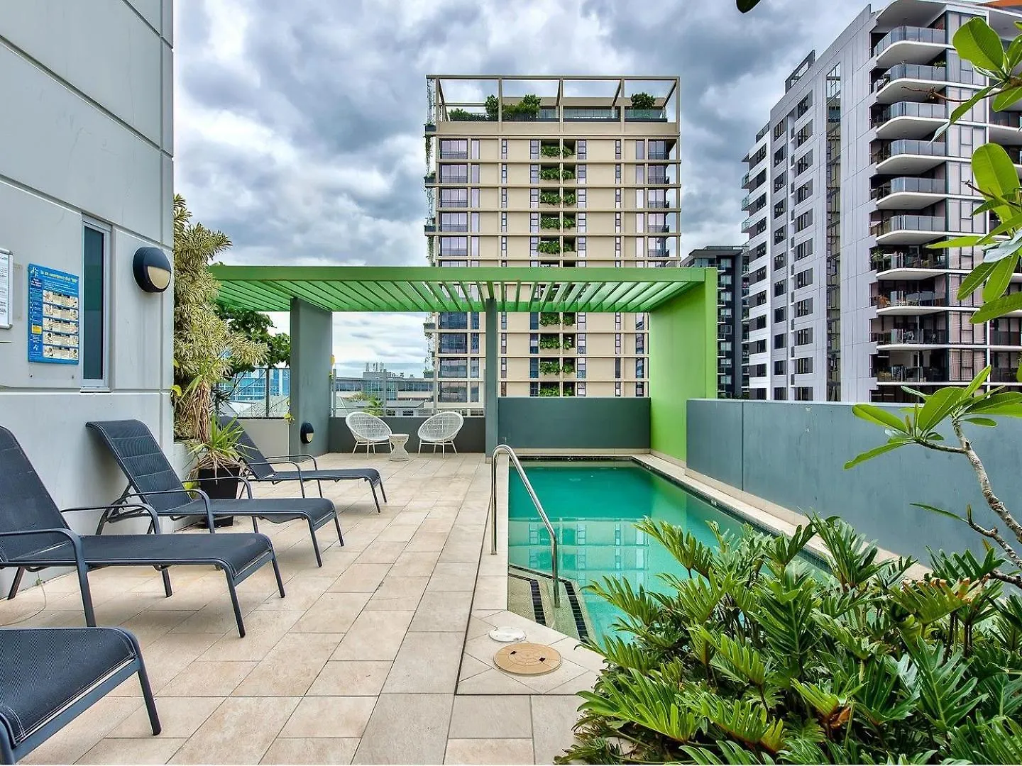 Bright & Spacious Apt With Pool, Parking & Wi-Fi Brisbane 0*,  Austrálie