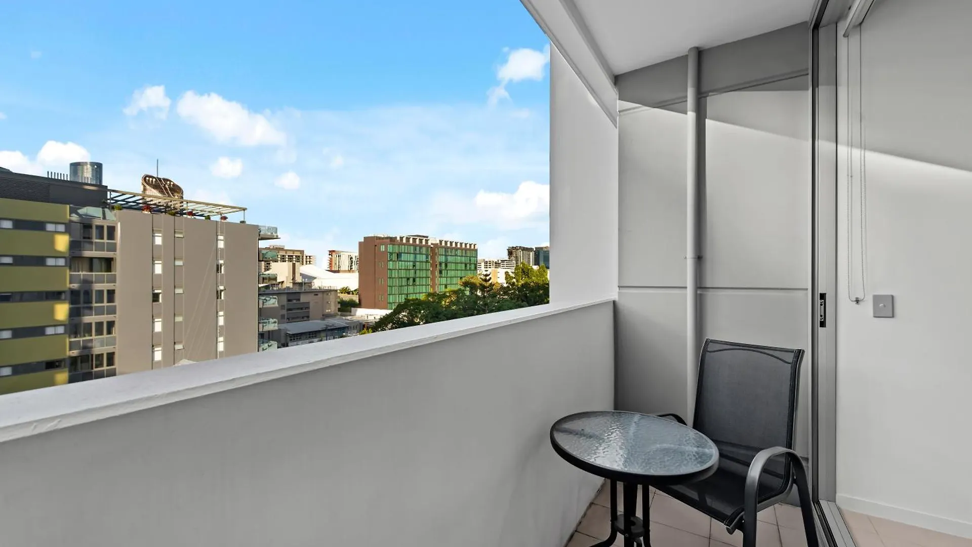 Bright & Spacious Apt With Pool, Parking & Wi-Fi Brisbane Apartmán