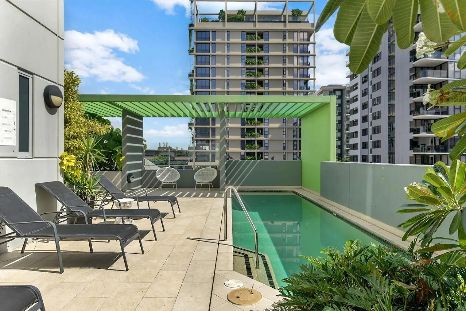 Bright & Spacious Apt With Pool, Parking & Wi-Fi Brisbane 0*,