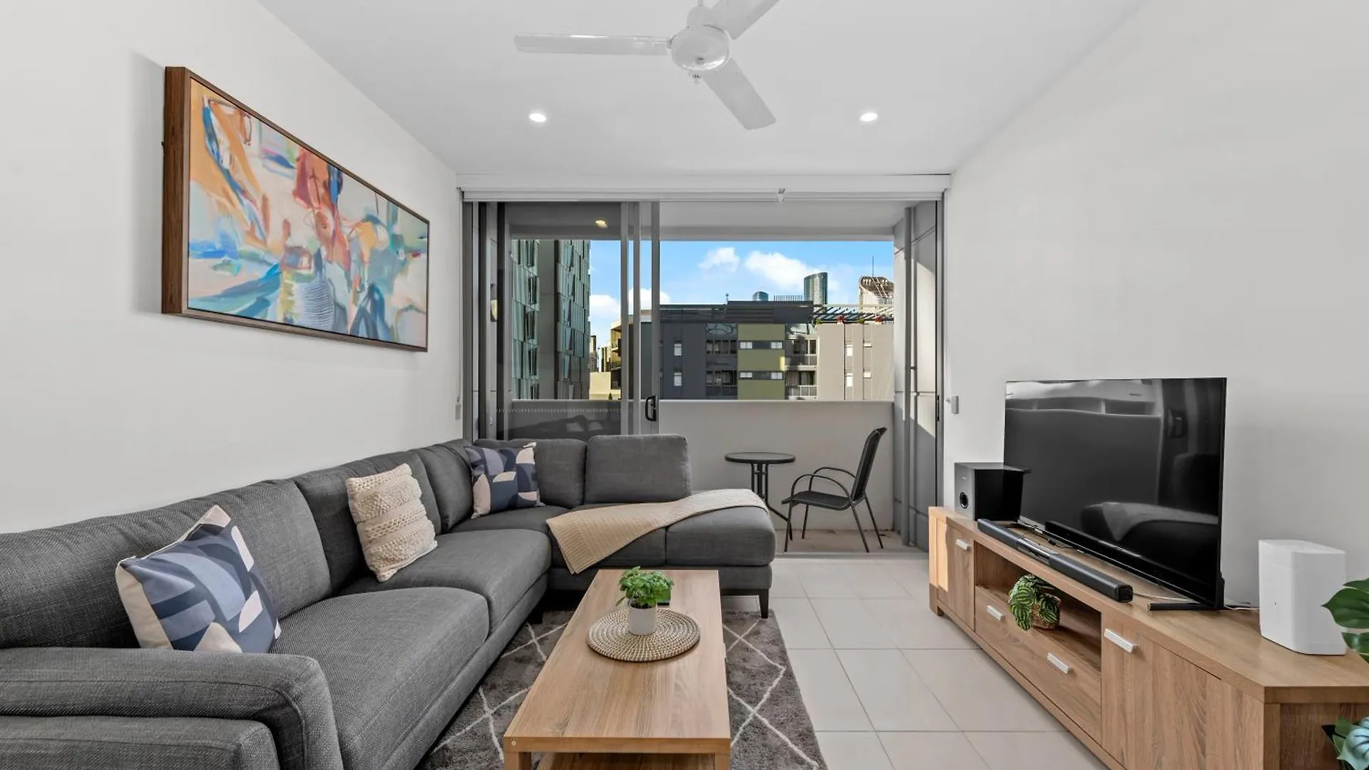 Bright & Spacious Apt With Pool, Parking & Wi-Fi Brisbane Apartmán