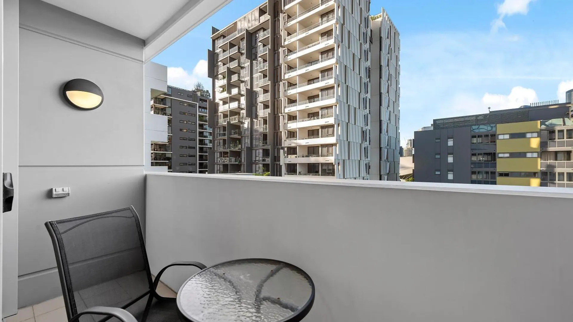 Apartmán Bright & Spacious Apt With Pool, Parking & Wi-Fi Brisbane